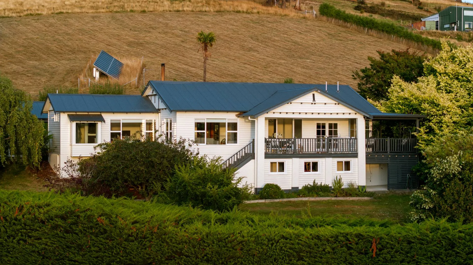 Woodland Bay Retreat homestead in its gardens